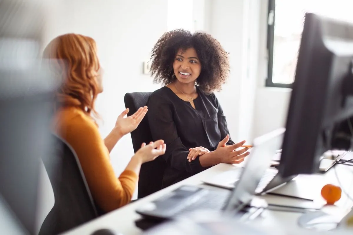 Zbliżenie pustego czeku z miejscem na podpis